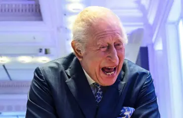 Oho! Kuningas Charles yksin tositoimissa – video