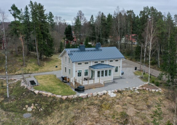 Komea talo näyttää olevan jo lähes valmis.