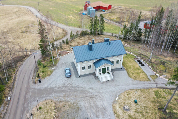 Kukkulan päällä sijaitsevalla tontilla on kokoa 8200 neliötä.
