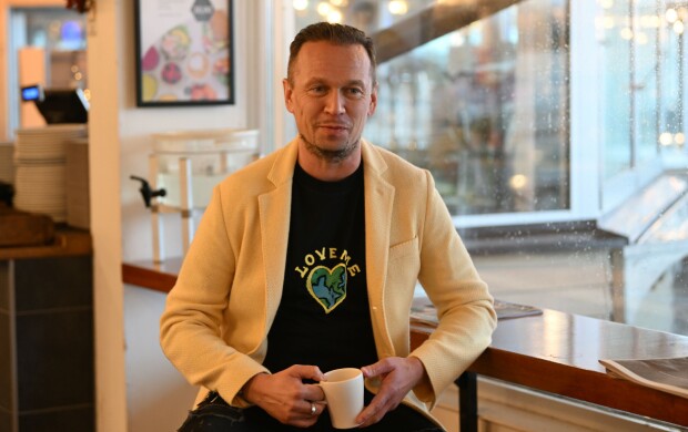 Viiniä ja liukkariläppää! JP Kukkonen ja Ylen ruutukasvo malibulaisessa ökyravintolassa – kuva!