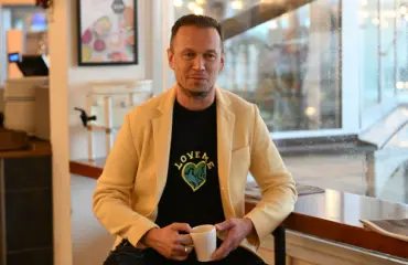 Viiniä ja liukkariläppää! JP Kukkonen ja Ylen ruutukasvo malibulaisessa ökyravintolassa – kuva!