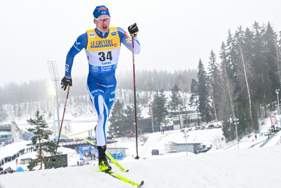 Iivo Niskanen on perinteisen hiihtotavan suurmestari. Tässä tyylinäyte Lahdesta 2024.