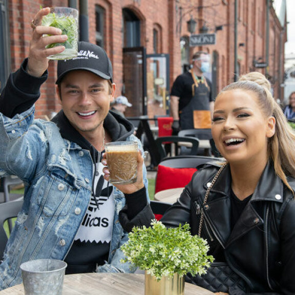 Niko ja Jenna nautiskelivat juomista Walliksen terassilla. Niko ja Jenna nautiskelivat juomista Walliksen terassilla.