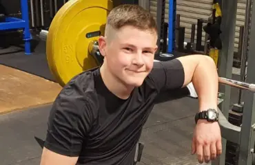 Oliver, 13, sai shokkidiagnoosin – kova taklaus urheilukentällä vei sairaalaan