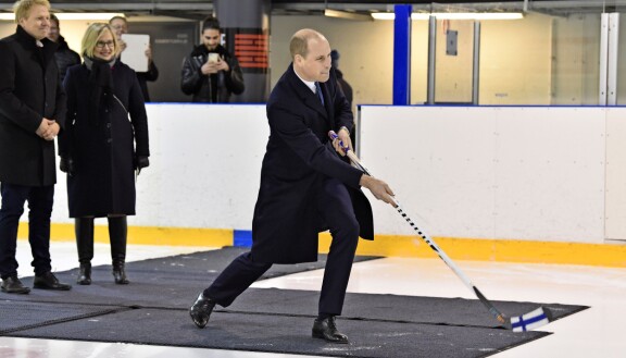 Prinssi oli Suomessa ollessaan vielä Cambridgen herttua, ja hänen nykyistä arvoaan Walesin prinssi piti isä Charles. William tutustui viikkoa ennen suomen sadatta itsenäisyyspäivää William kokeili myös, miten lähtee lämmi suomalaisen syrjäytymistä kiekkoilun kautta ehkäisevän hyväntekeväisyyskohteen jäällä.