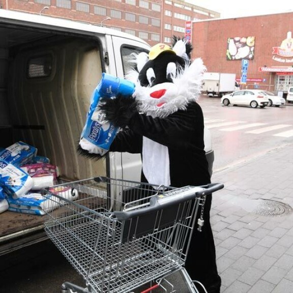Kohukatti pakkasi vessapaperit pakettiautoon. Kohukatti pakkasi vessapaperit pakettiautoon.