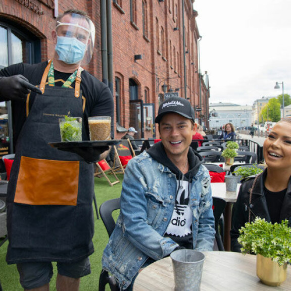 Walliksen baarimikko oli suojautunut asianmukaisen turvallisesti tarjoillessaan juomia Nikolle ja Jennalle. Walliksen baarimikko oli suojautunut asianmukaisen turvallisesti tarjoillessaan juomia Nikolle ja Jennalle.