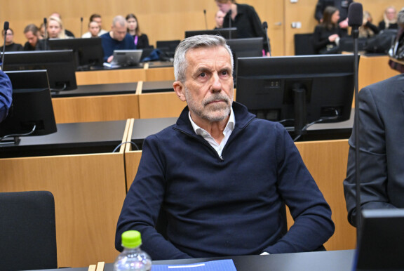 Rolf Nordmo edusti vakavana murhaoikeudenkäynnin alussa.