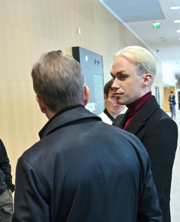 Juontaja Christoffer Strandberg on seuraamassa Janne Puhakan murhaoikeudenkäyntiä Länsi-Uudenmaan käräjäoikeudessa.