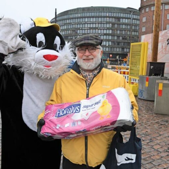 Ari Huttuselle vessapaperi tuli tarpeeseen, mutta vain superpehmeä paperi kelpasi hänelle. Ari Huttuselle vessapaperi tuli tarpeeseen, mutta vain superpehmeä paperi kelpasi hänelle.