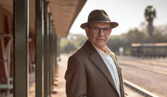 David Suchet'n juontama dokumenttisarja seuraa 31-vuotiaan kirjailijan maailmanympärimatkaa. Sarja on viisiosainen.