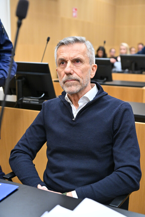 Rolf Nordmo edusti oikeudessa vakavana. Hän ei piilotellut kasvojaan kuvaajilta.