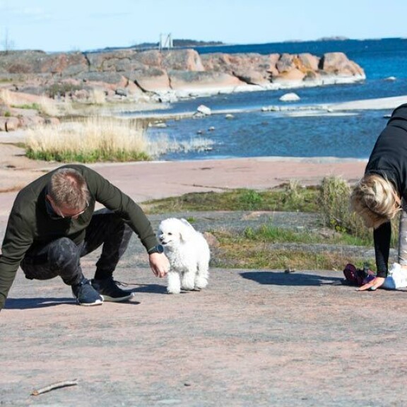 Elli-koira seurasi sivusta Hennan ja Mikan jumppahetkeä. Elli-koira seurasi sivusta Hennan ja Mikan jumppahetkeä.