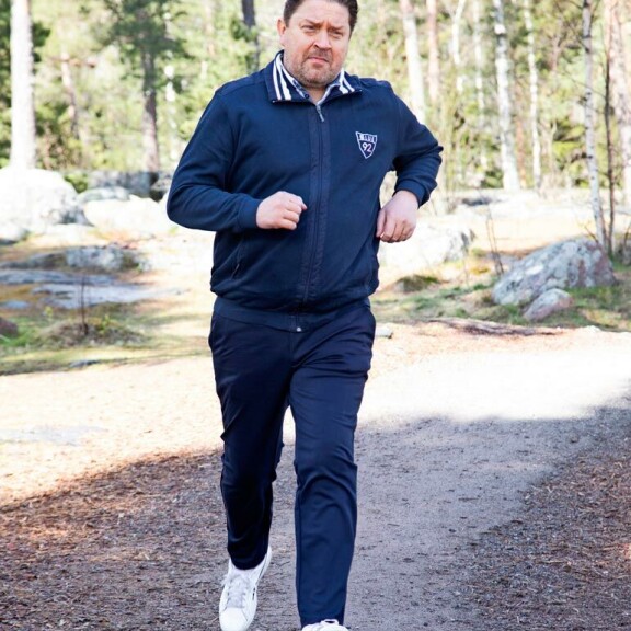 Oskari ei pelkää repsahdusta kesän grilliherkkujen äärellä. – Tykkään hyvästä ruuasta, mutta olen ammattini puolesta elänyt aina komentojen alla. Uskon, että se on tässäkin vahvuuteni. Oskari painaa nyt noin 105 kiloa. Tavoitepaino on 85–90 kilossa. Oskari ei pelkää repsahdusta kesän grilliherkkujen äärellä. – Tykkään hyvästä ruuasta, mutta olen ammattini puolesta elänyt aina komentojen alla. Uskon, että se on tässäkin vahvuuteni. Oskari painaa nyt noin 105 kiloa. Tavoitepaino on 85–90 kilossa.