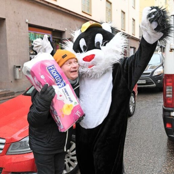 Yksi autetuista oli muikeasti hymyilevä Jari, joka pärjännee tällä paperimäärällä pahimman kauden yli. Yksi autetuista oli muikeasti hymyilevä Jari, joka pärjännee tällä paperimäärällä pahimman kauden yli.