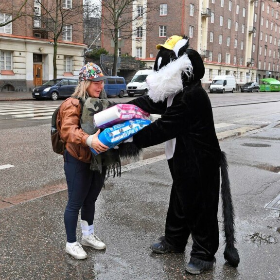– Vessapaperista on ollutkin vähän pulaa. Kämppis etsi kolmesta eri kaupasta, eikä löytänyt! Kiitos Kohukatti, nuori helsinkiläisnainen Aada jatkoi tyytyväisenä matkaansa. – Vessapaperista on ollutkin vähän pulaa. Kämppis etsi kolmesta eri kaupasta, eikä löytänyt! Kiitos Kohukatti, nuori helsinkiläisnainen Aada jatkoi tyytyväisenä matkaansa.