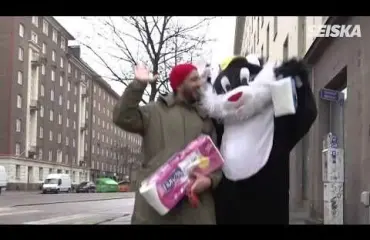 Nyt pyyhkii hyvin! Seiskan Kohukatti pelasti kaduntallaajat vessapaperipulalta – kuvat ja video!
