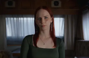 Julia, 25, uhmaa lestadiolaisyhteisöä – Suviseuroihin meikissä ja koruissa