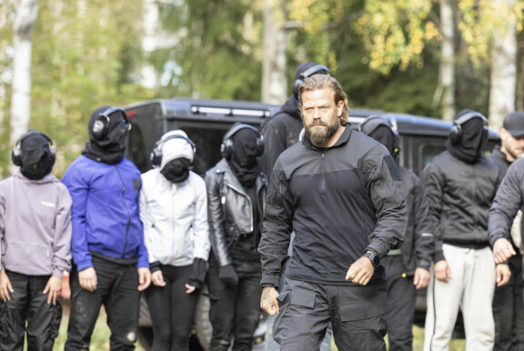 Janne on entinen Merivoimien erikoisjoukkojen sotilas. Nykyään hän toimii palomies-ensihoitajana sekä pelastussukeltajana.