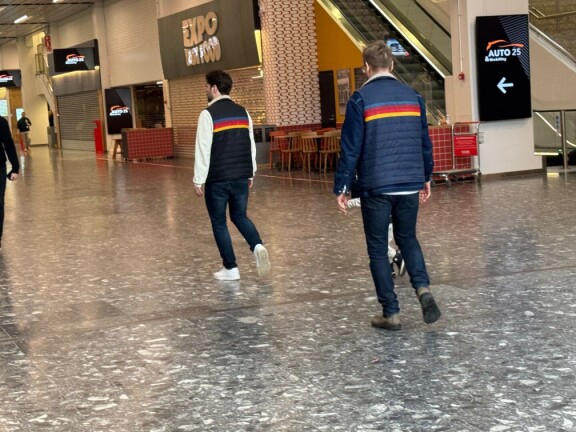 Mikko ja Antti olivat valinneet ylleen huomattavan samantyylisen vaatetuksen. Kumpikin oli pukeutunut kalifornialaismerkin sateenkaariliiviin.