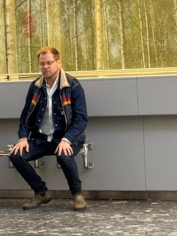 Antti huilahti hetken ennen messuosastoille suuntaamista.