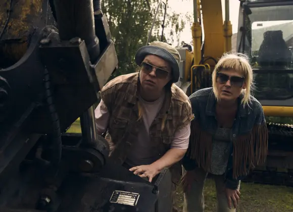 Elokuva-arvio: Elina Knihtilä ja Pirjo Lonka ovat täysosumia rujon sahtikomedian päärooleissa