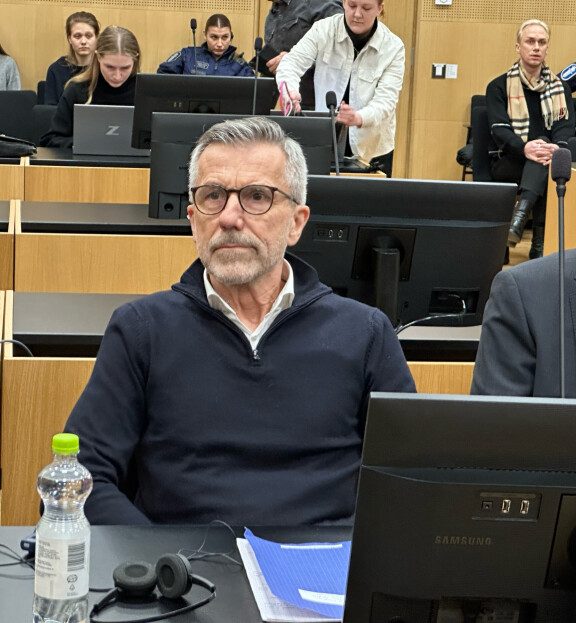 Rolf Nordmo otti katsekontaktia kuvaajiin. Taustalla oikealla näkyy juontaja Christoffer Strandberg, joka on ollut seuraamassa oikeudenkäyntiä.