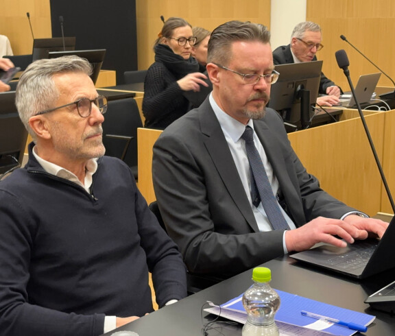 Kuvassa vasemmalla murhasta syytetty Rolf Nordmo ja oikealla hänen asianajajansa Ville Luoto.