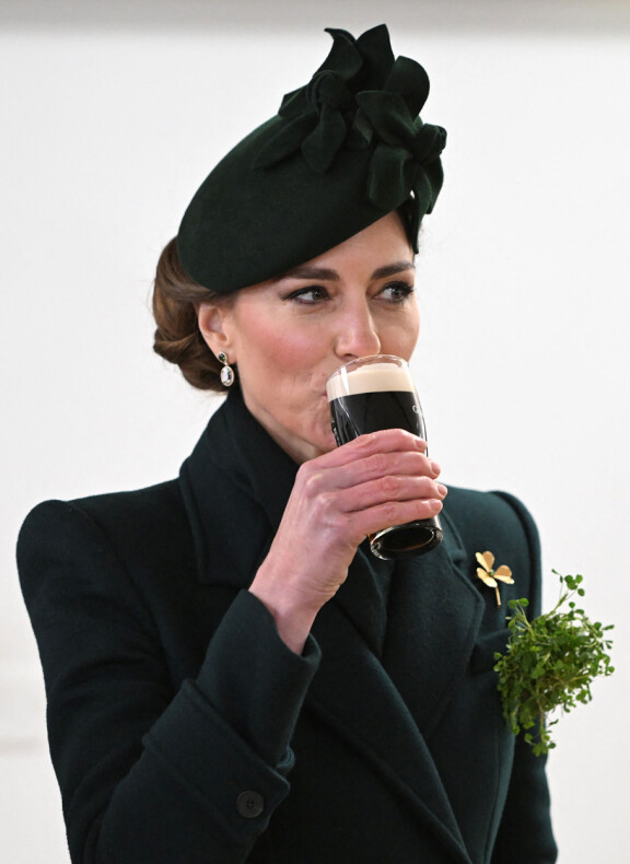 Catherine kelpuutti puolikkaan tuopin Guinnessiä.