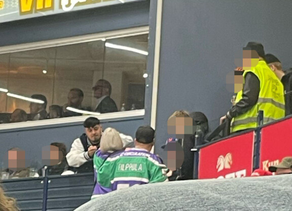 Käärijällä oli aikaa myös vastustajajoukkueen faneille.