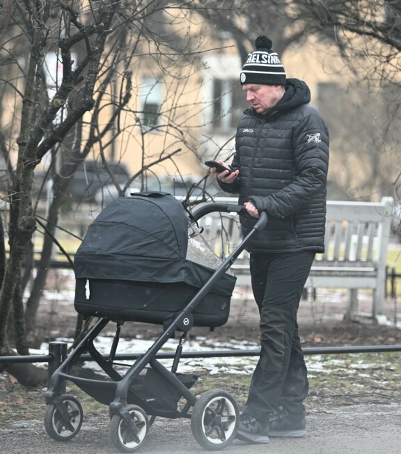 Tekstarit ja meilit sinkoilivat happihyppelyn lomassa.