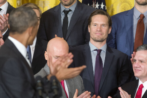 Barack Obama huomioi hienosti Kimmon onnitellessaan Stanley Cup -mestareita Valkoisessa talossa 2015. Nykyään savolainen on myös Suomen kunniakonsuli USA:ssa.