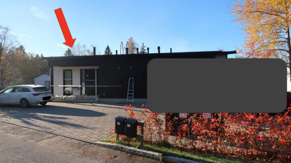 Yleiskuva talosta kadun puolelta. Poliisi oli eristänyt asunnon tutkinnan ajaksi.