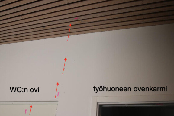 Poliisin mukaan seinässä ja WC:n ovessa oli veriroiskeita. WC:n oven kohdalla oli myös veriroiske katossa 2,8 metrin korkeudessa.
