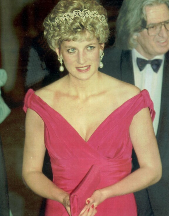 Prinsessa Diana muistetaan upeista tyylivalinnoistaan.