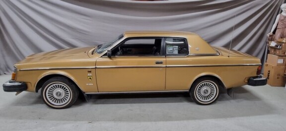 Osa yleisöstä luuli kaksiovista, sivulinjoiltaan erittäin jalon näköistä autoa Remun mukaan Rolls-Royceksi.