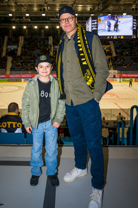 Prinssi Daniel on ottanut lapsetkin mukaan urheiluintoiluun.