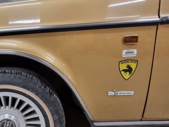 Erikois-Volvo on saanut kylkeensä Remusta ja Hurriganesista kertovat tarran ja Ferrarin kilpeä ja siinä korksuvaa hevosta mukailevan, hengeltään hyvin hurriganesmaisen Volvo-tarran. Alimpana erottuu italialaisen Bertonin logo, joka on paitsi suunnitellut Volvon, myös vastannut sisustuksen kokoonpanosta käsityönä. Autoa on valmistettu noin 6 600 kappaletta.