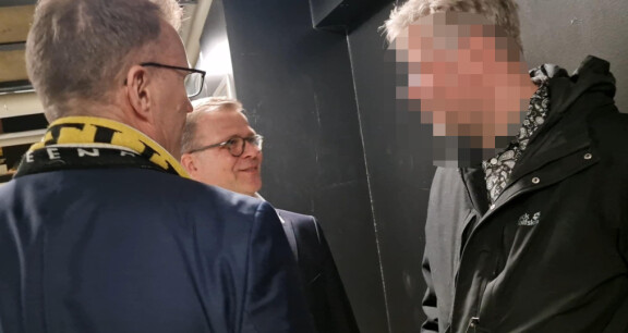 Petterillä ja Jukalla oli aikaa jutella jäähallilla muille kanssaihmisille.