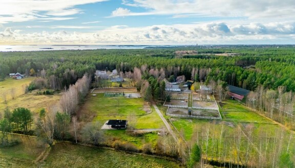 Ilmoituksessa kerrotaan myös, että kiinteistöstä lohkotaan myyntiin tuleva erillinen yli 7 hehtaarin tontti, jota Hangon kaupunki on kaavoittamassa pientalotonteiksi.