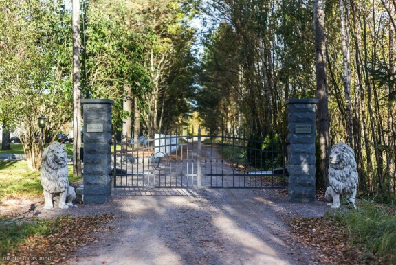 Tilusten portin kirjain 'T' kertoo entisen isäntänsä noususta ja tuhosta.