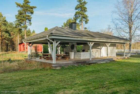 Grillikatoksessa on tilaa isommallekin porukalle.