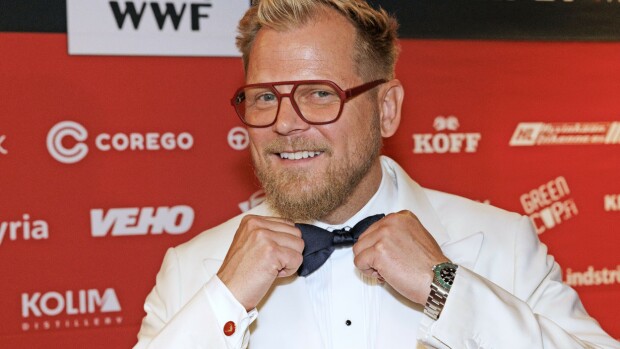 Välikohtaus ensi-illassa: Antti Luusuaniemi luikki pakoon