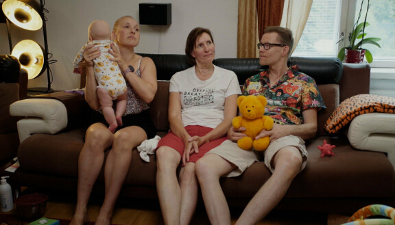 Roolit perheessä ovat vielä hakusessa. Kuvassa vasemmalta: Ansku, Tarja ja Erkki.