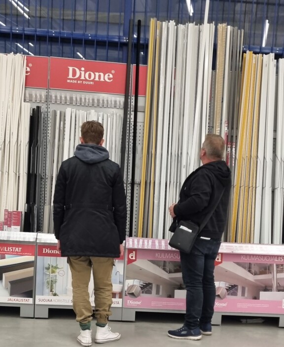 Jari ja Siim keskittyivät syvästi kulmalistojen ihmettelyyn.