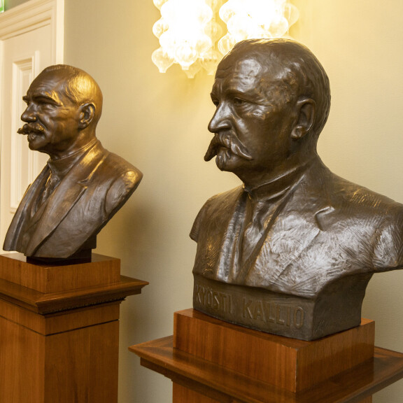 Linna on täynnä entisten presidenttien muotokuvia, patsaita ja muita upeita yksityiskohtia. Linna on täynnä entisten presidenttien muotokuvia, patsaita ja muita upeita yksityiskohtia.