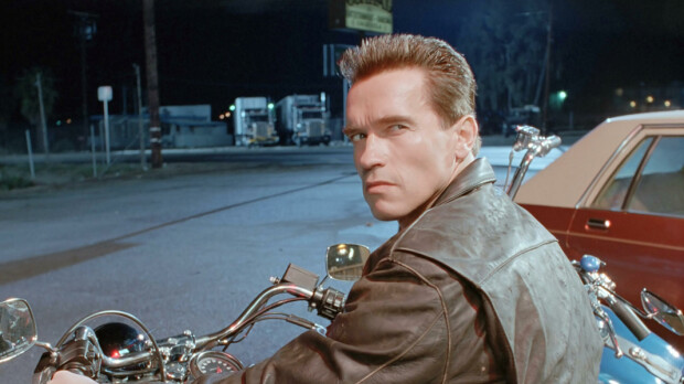 Jösses! Arnold Schwarzeneggerin poika Patrick rohkeissa kuvissa – vain kukat peittona
