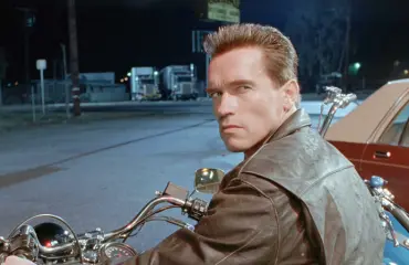 Jösses! Arnold Schwarzeneggerin poika Patrick rohkeissa kuvissa – vain kukat peittona