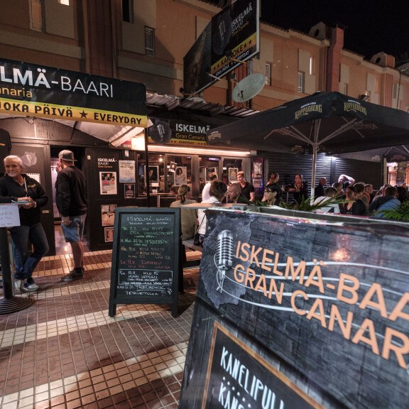 Suomalaisturistien suosima Iskelmä Baari pitää majaansa Gran Canarian lomasaarella Playa del Inglésissä. Suomalaisturistien suosima Iskelmä Baari pitää majaansa Playa del Inglésissä.