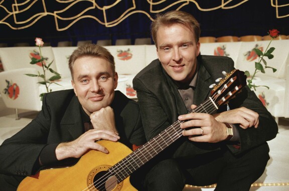 Timo Koivusalo ja Joel Hallikainen olivat 1990-luvun seksipommeja ja hameväen haavekuva teinitytöstä isoisoäitiin. Tässä Timo ja Joel Tuttu Juttu Show'ssaan.